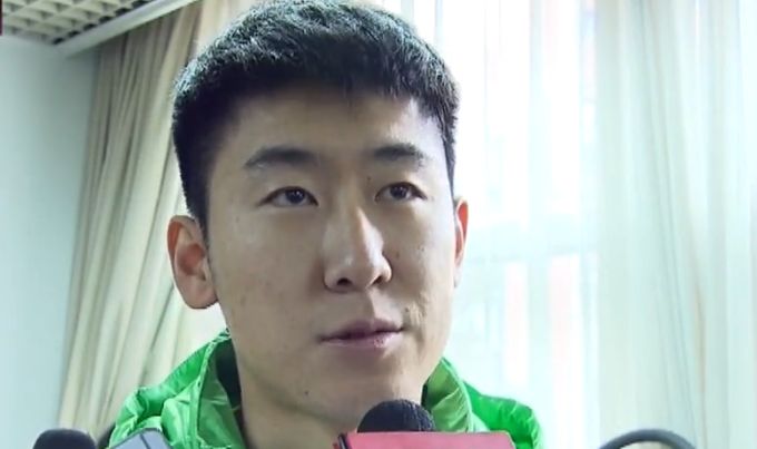 秋秋的怙恃在她6岁那年离了婚，母亲潘玉兰和名叫关正光的汉子构成了家庭，而秋秋则随着父亲阿满糊口。由于很是的驰念母亲，阿满将秋秋送到潘玉兰家，哪知道关正光俄然返回家中，见到秋秋和潘玉兰发生了剧烈的争吵，秋秋大白本身是这场争吵的焦点，黯然的分开了母亲家。                                  　　工场里的杨春娘爱上了诚恳肯干的阿满，两人终究走到了一路，阿满隐瞒了秋秋是本身女儿的事实，这一切让秋秋无意当中得知